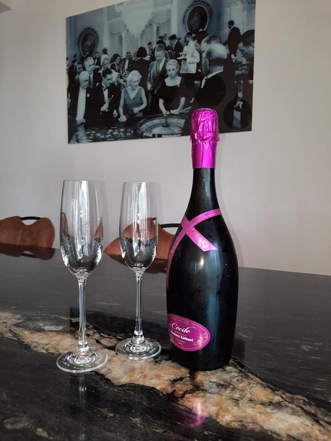 Lichtrijk En Comfortabel Hoekappartement Met Gratis Parking En Zeer Centraal Gelegen - Comme Chez Soi Oostende Exterior foto