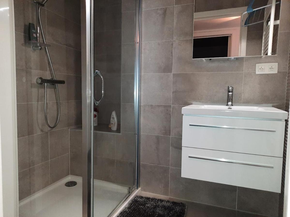 Lichtrijk En Comfortabel Hoekappartement Met Gratis Parking En Zeer Centraal Gelegen - Comme Chez Soi Oostende Exterior foto
