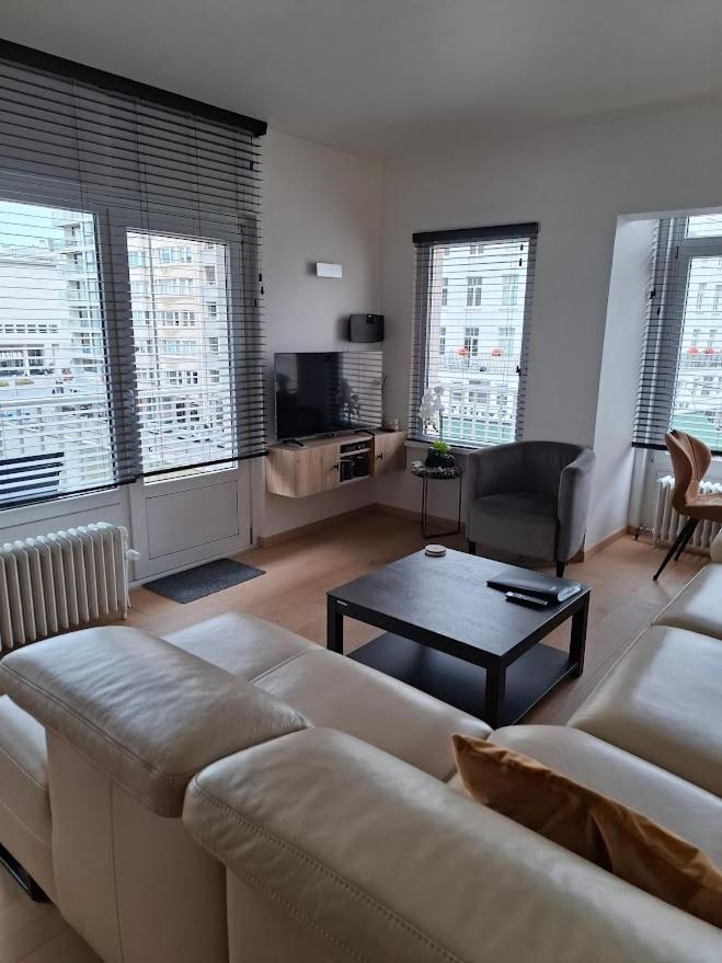 Lichtrijk En Comfortabel Hoekappartement Met Gratis Parking En Zeer Centraal Gelegen - Comme Chez Soi Oostende Exterior foto